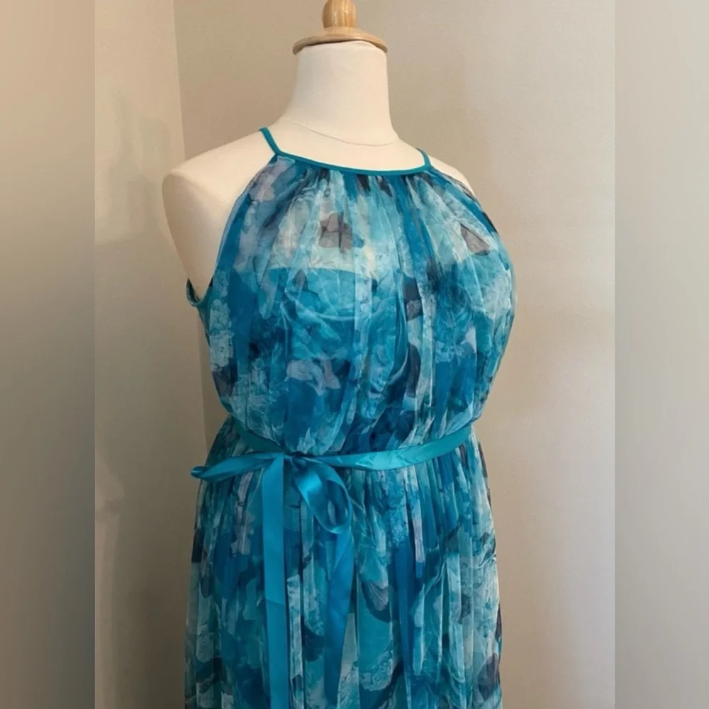 Plus Dress 🩵 - Picture 2 of 4